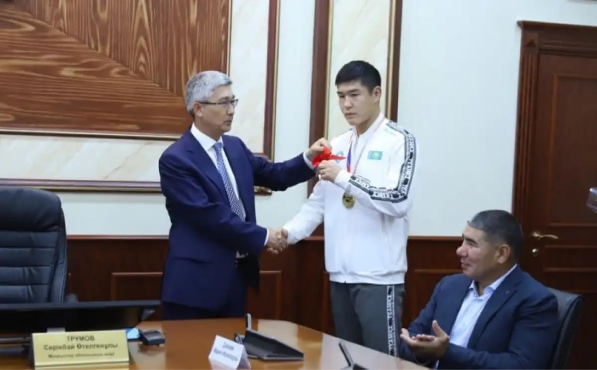 Чемпиону - квартиру, тренерам - 8 млн тенге: как наградили Бекзата Нурдаулетова