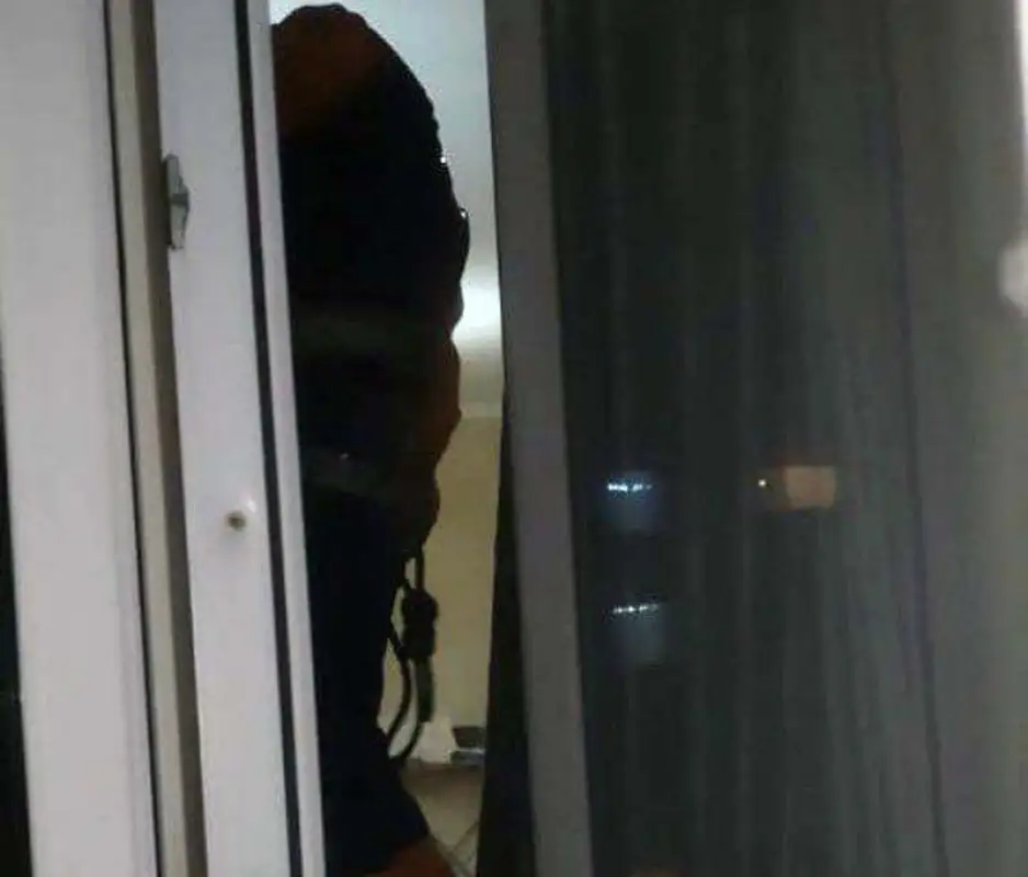 В Астане спасатели через окна на 15 этаже помогли двум малышам