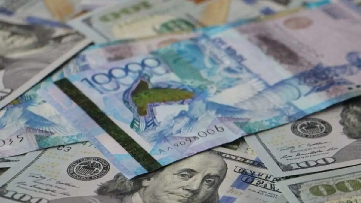 На торгах нацвалюта к доллару ослабла почти на три тенге