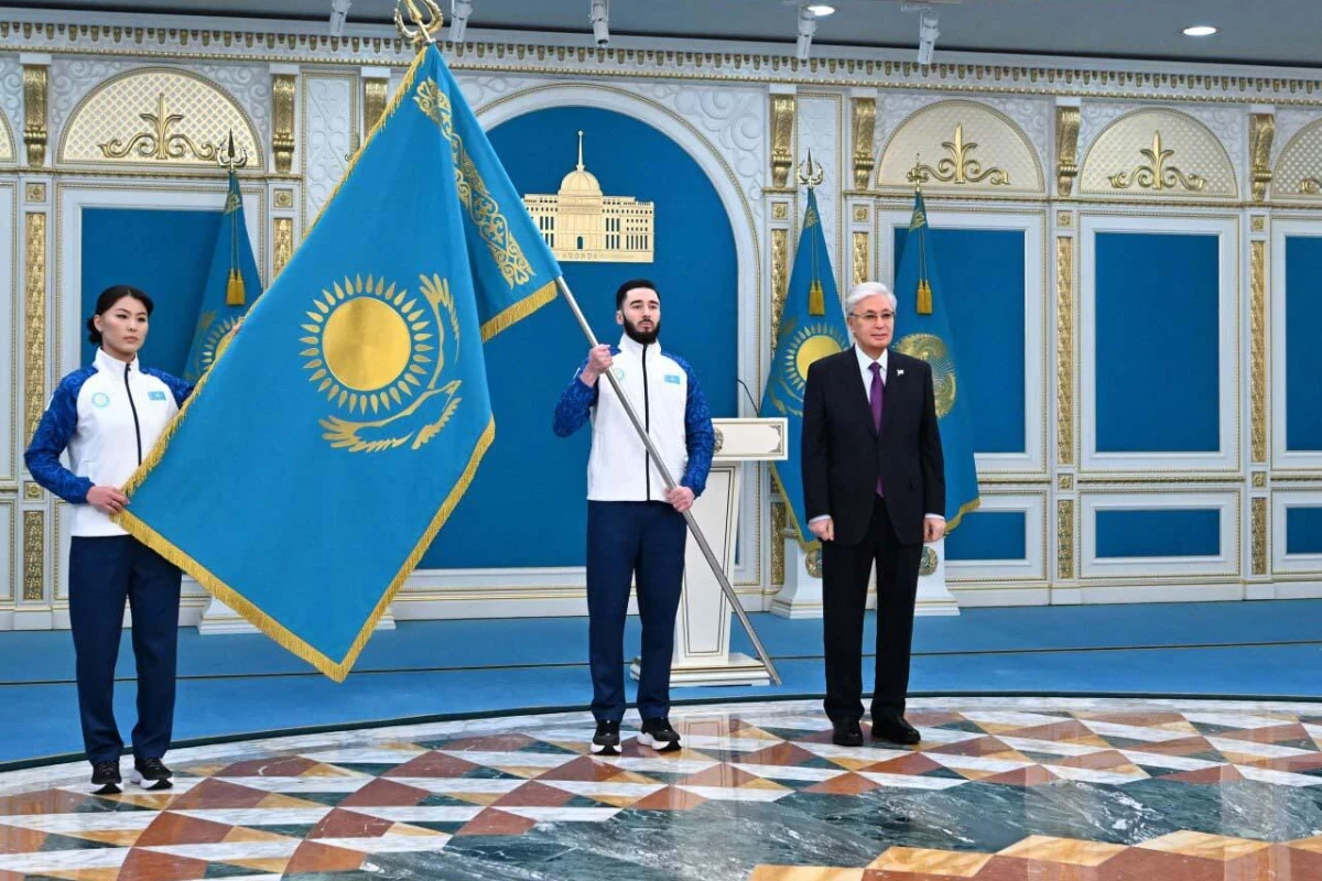 Денис Никиш и Аяулым Амренова - знаменосцы