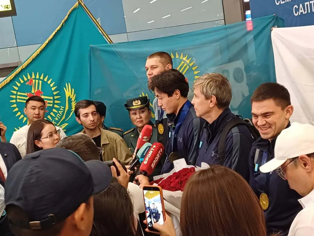 В Алматы прилетели шпажисты, добывшие историческое "золото" в Гонконге