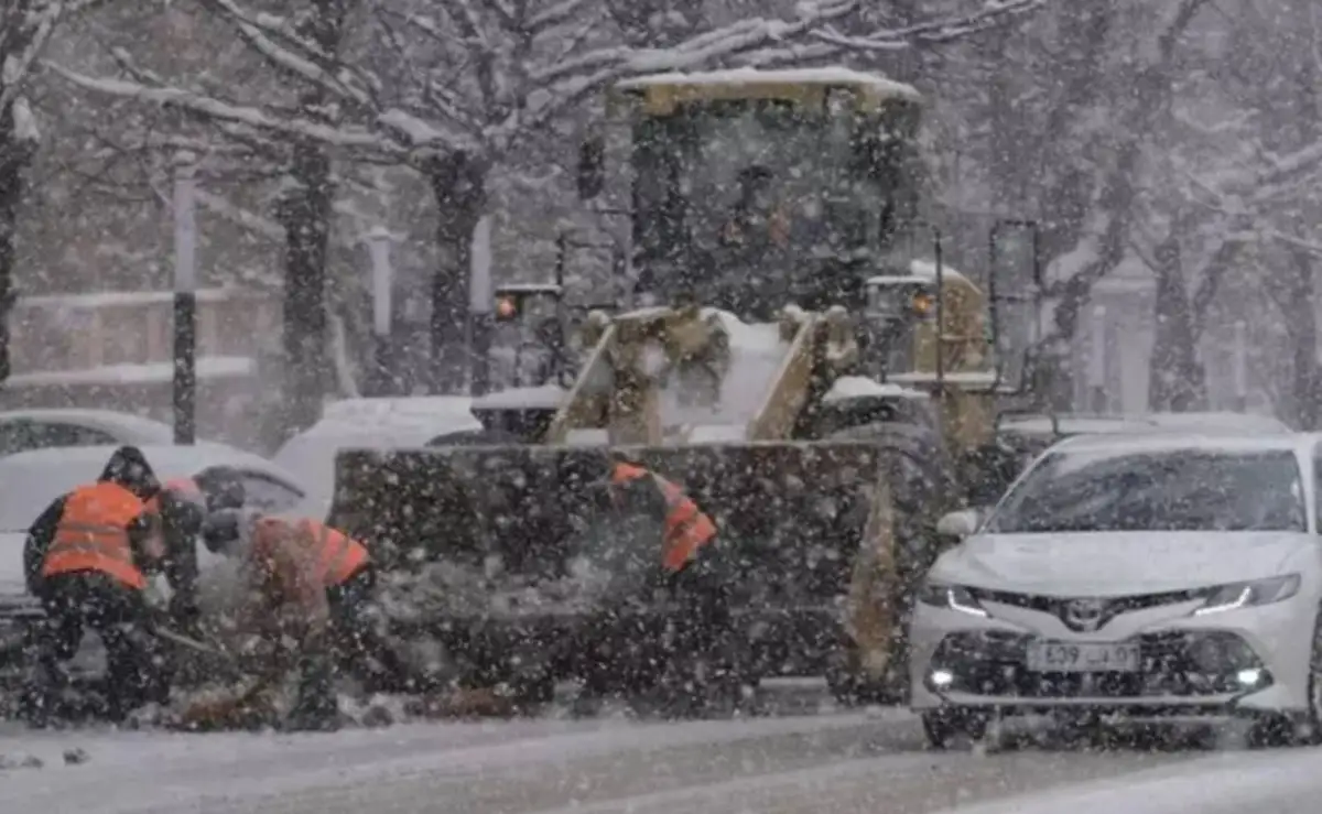 Водителей попросили воздержаться от поездок по Алматы