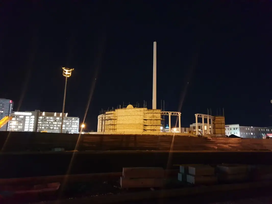 В Атырау от сильного ветра упала часть недостроенного флагштока