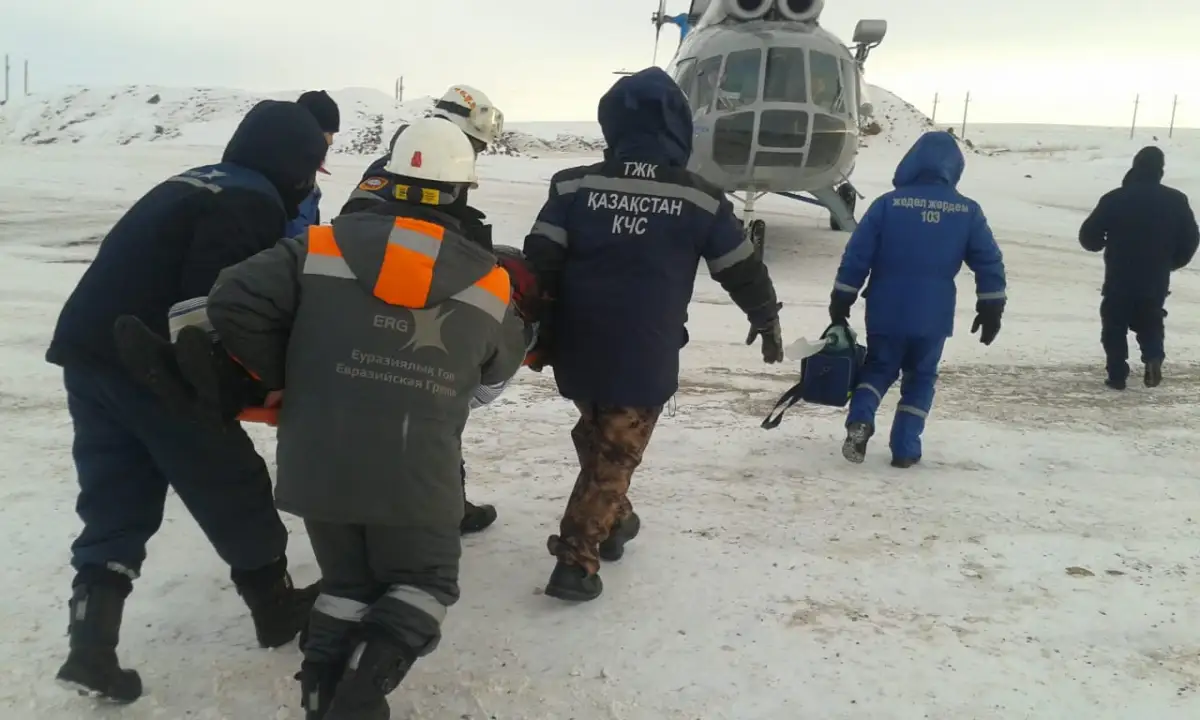 Водителя зажало между грузовиками, он доставлен на вертолете в Жезказган