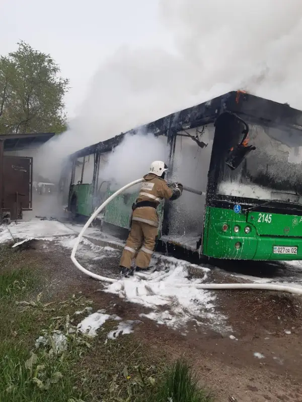 В Алматы пожарные за 7 минут потушили горевший автобус – фото, видео