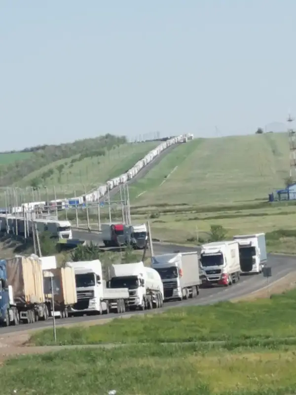 На границе с Россией застряли 365 фур, советы для дальнобойщиков из Казахстана 
