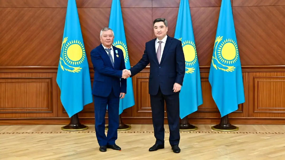 Премьер-министр вручил госнаграды строителям Казахстана