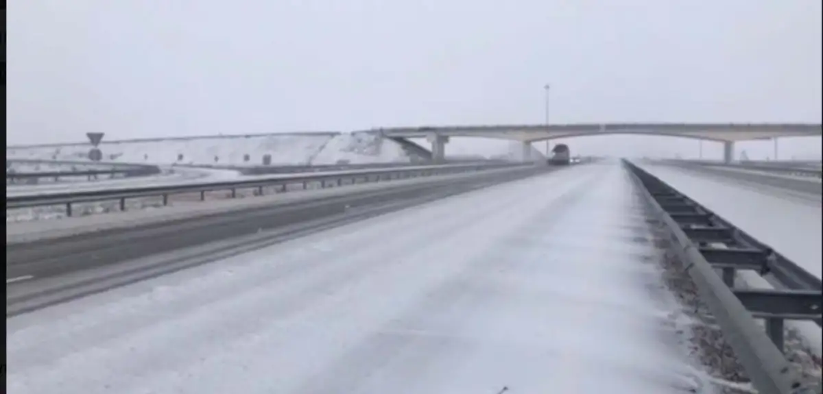 «Не гоните»: в районе Макинска на трассе «Нур-Султан – Щучинск» убирают первый снег