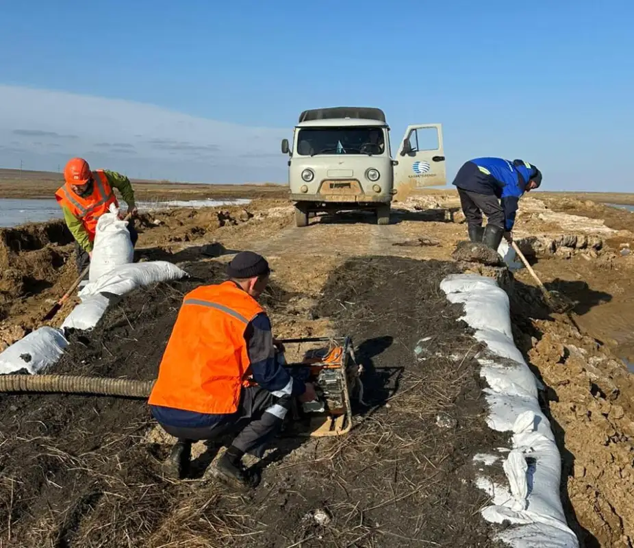 Сотрудники «Казахтелекома» помогают в эвакуации жителей затопленных сел Костанайской области