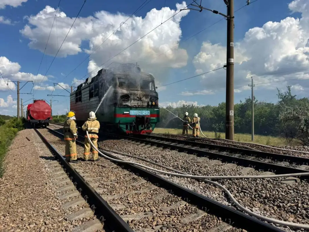 В Акмолинской области загорелся локомотив на рельсах