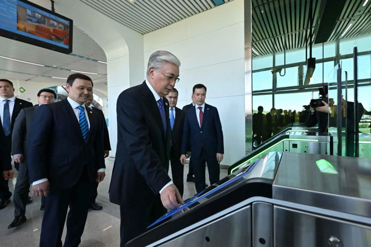 Президент Казахстана стал пассажиром LRT в Астане