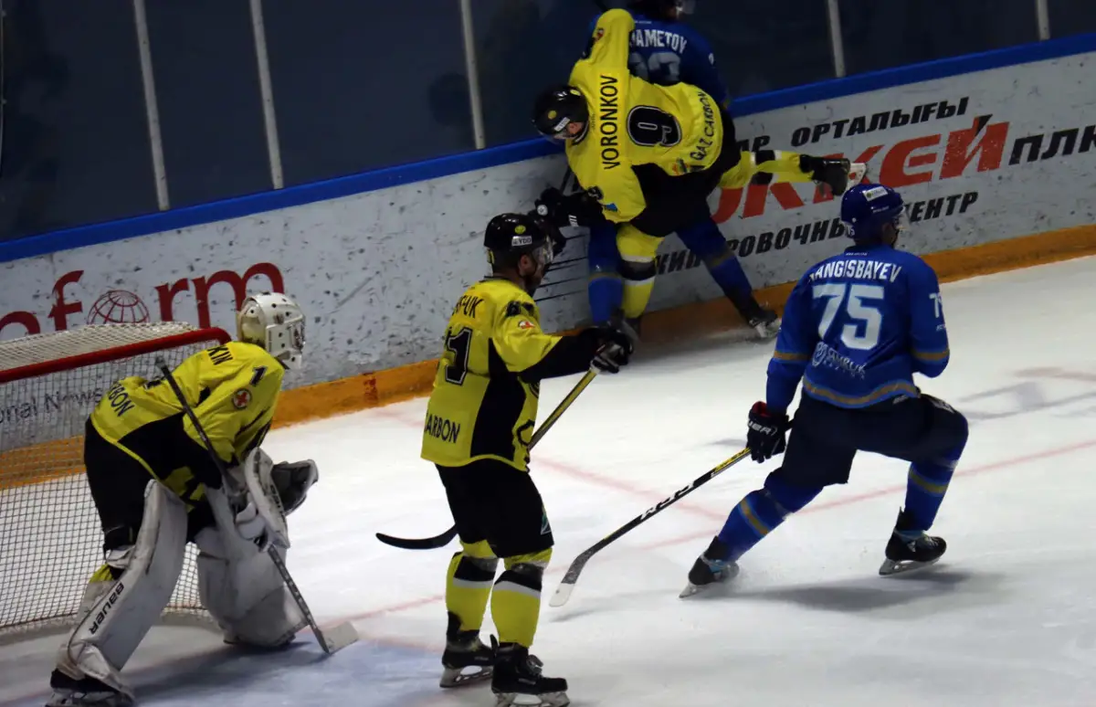 «Номад» заключил контракты с группой хоккеистов