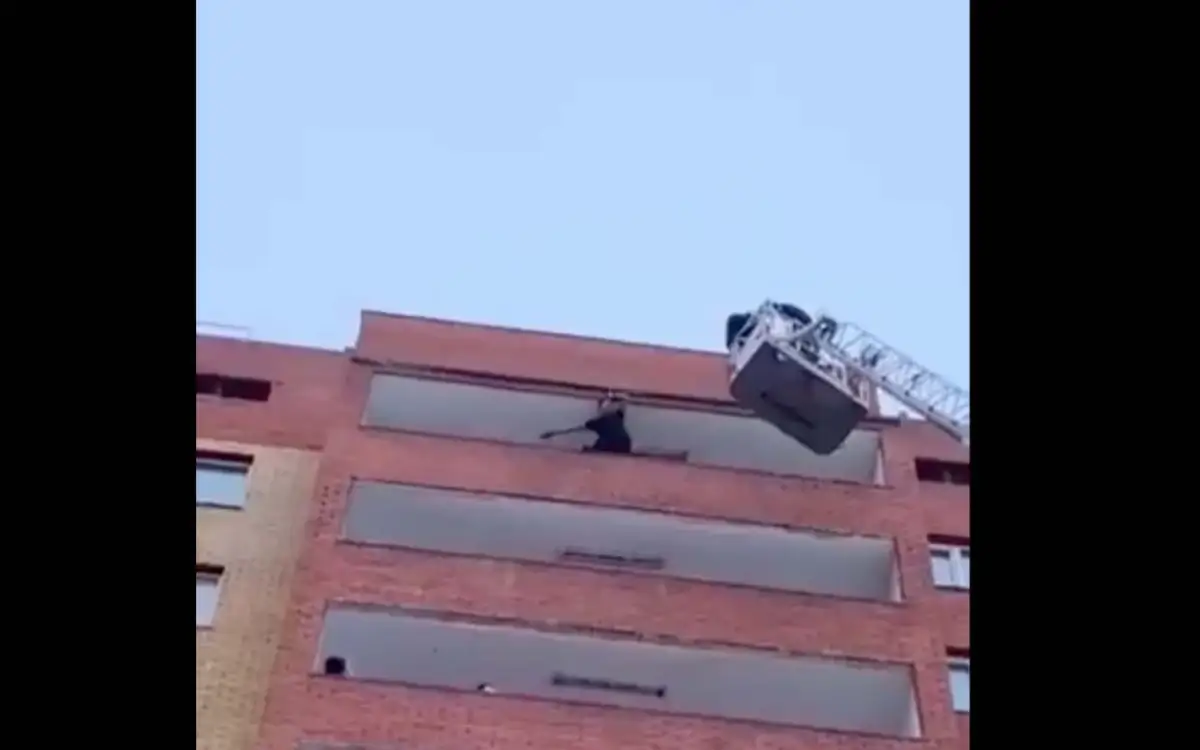 Видео: Астанчанин грозил прыгнуть с 12-го этажа, вмешались спасатели
