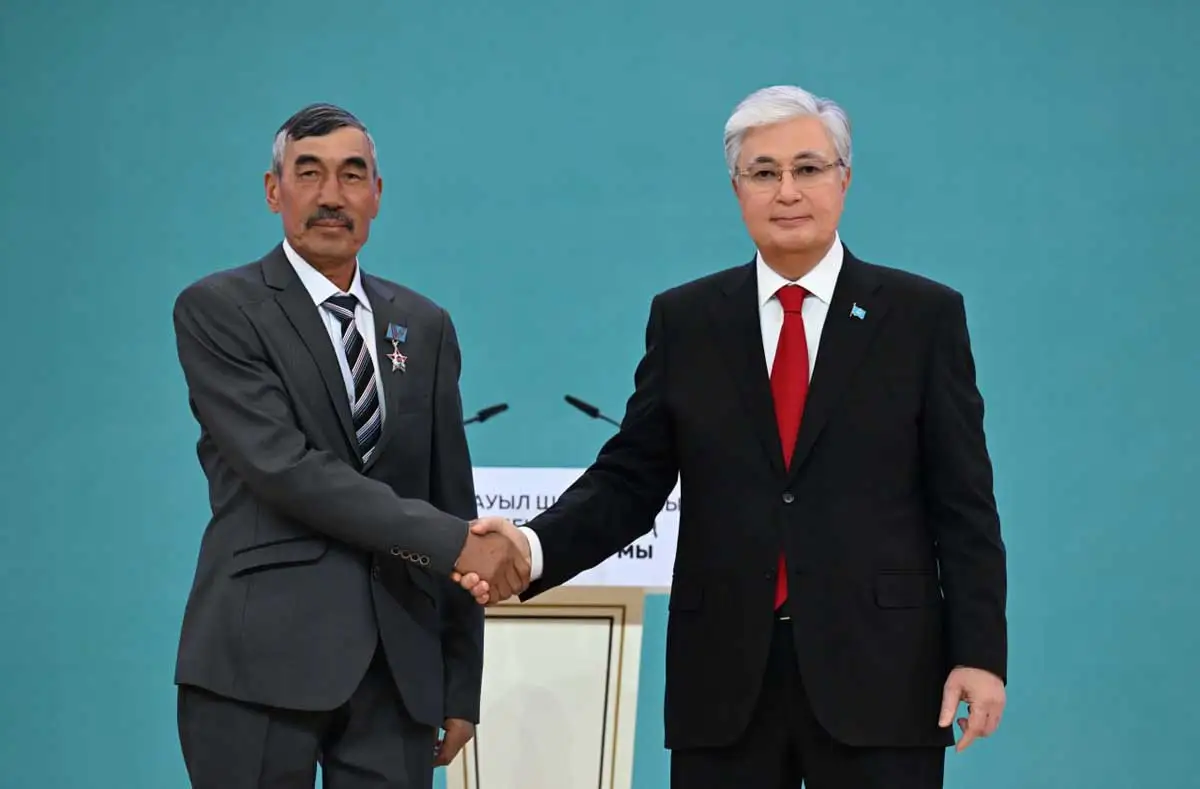 Президент Казахстана наградил группу аграриев