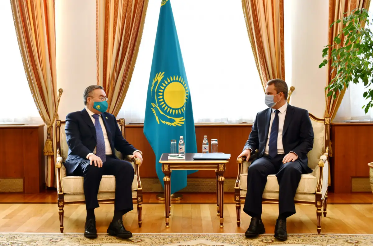 Здоровый патриотизм: глава МИД Казахстана выбрал нестандартную маску для встречи с послом Беларуси