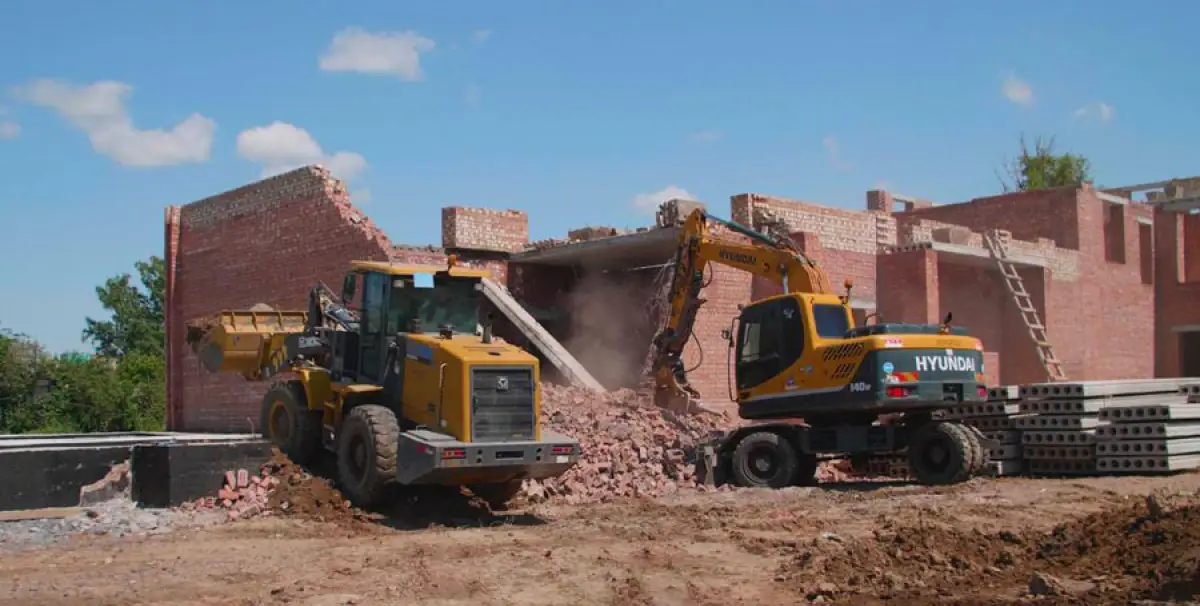 В Астане пустили под бульдозеры незаконный объект