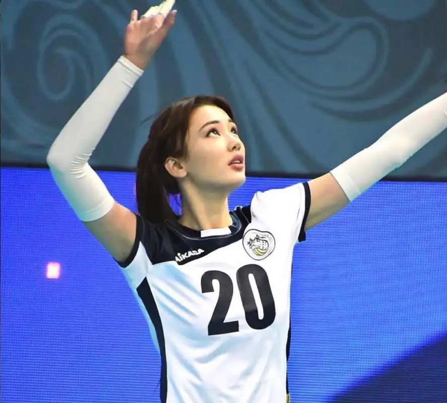 Сабина Алтынбекова восхитила точёной фигурой на тренировке 