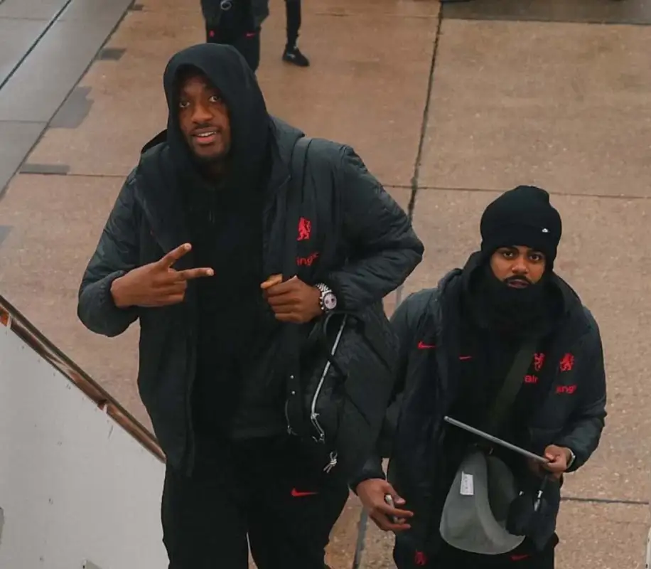 Игроки «Челси» закутались в теплую одежду перед вылетом в Алматы