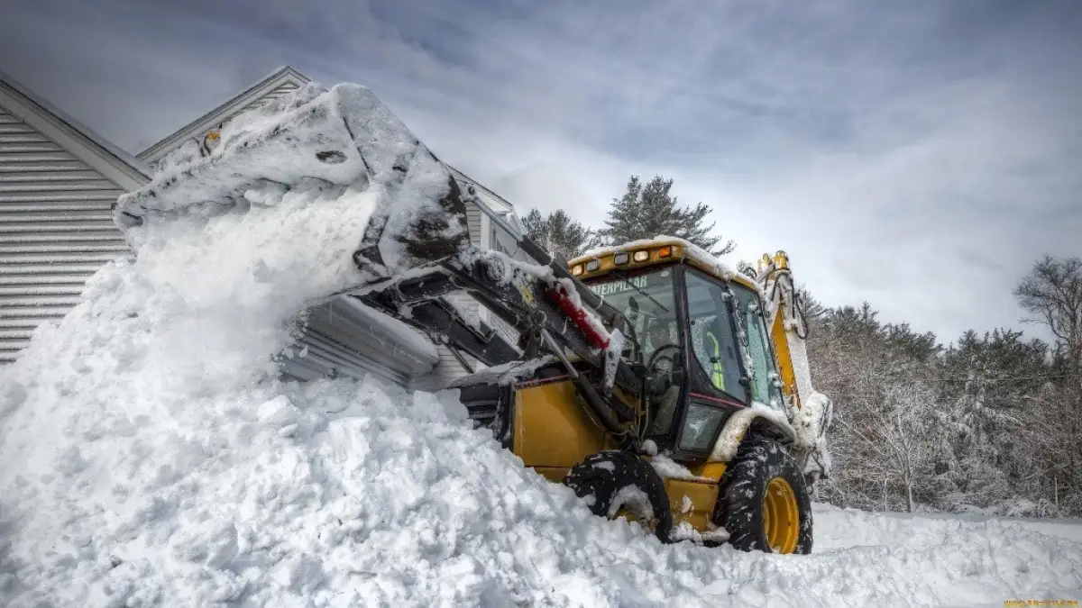 Водители хотели прорваться мимо закрытой трассы, наняв погрузчик для очистки снега