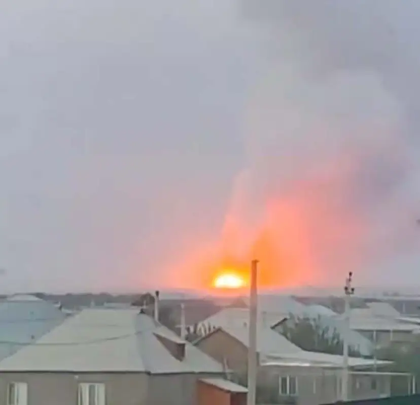 Крупный взрыв и пожар в Таразе - видео