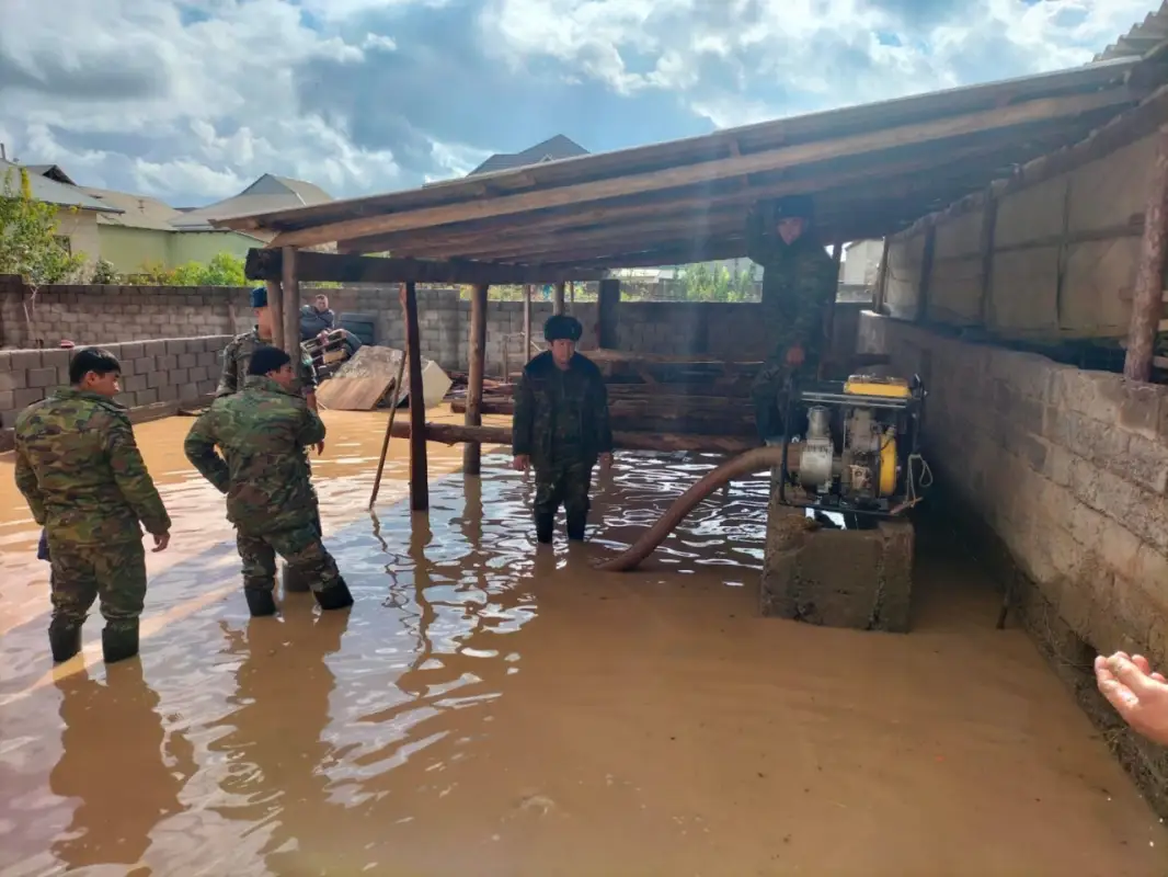 Вода по колено: спасатели Туркестанской области устраняют последствия ливней