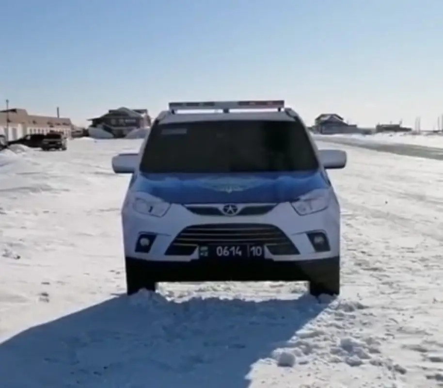 «Правильно»: аким Костанайской области сравнил картонные и реальные полицейские патрули