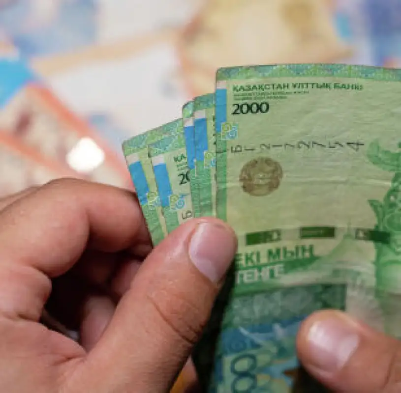 На водителя из Семея завели уголовное дело за взятку 6000 тенге