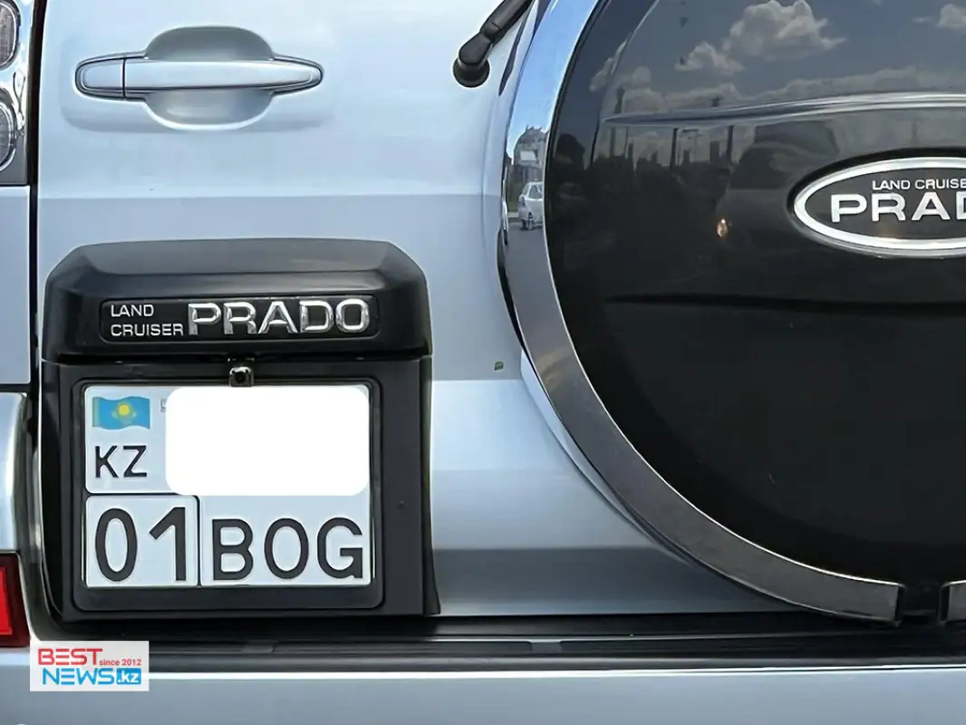 Фото: по Нур-Султану разъезжает живой BOG, на зданиях висит spiderman