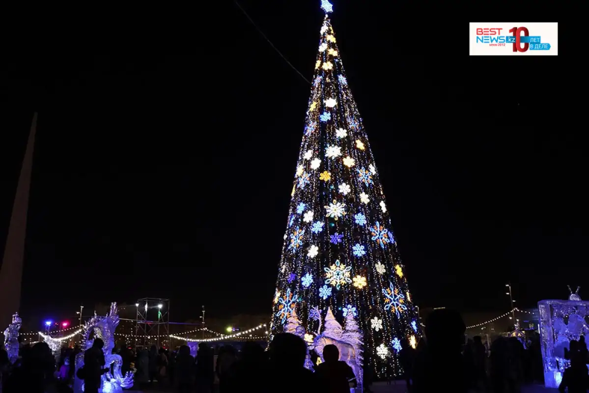 В Астане зажгли главную ёлку Казахстана - фото