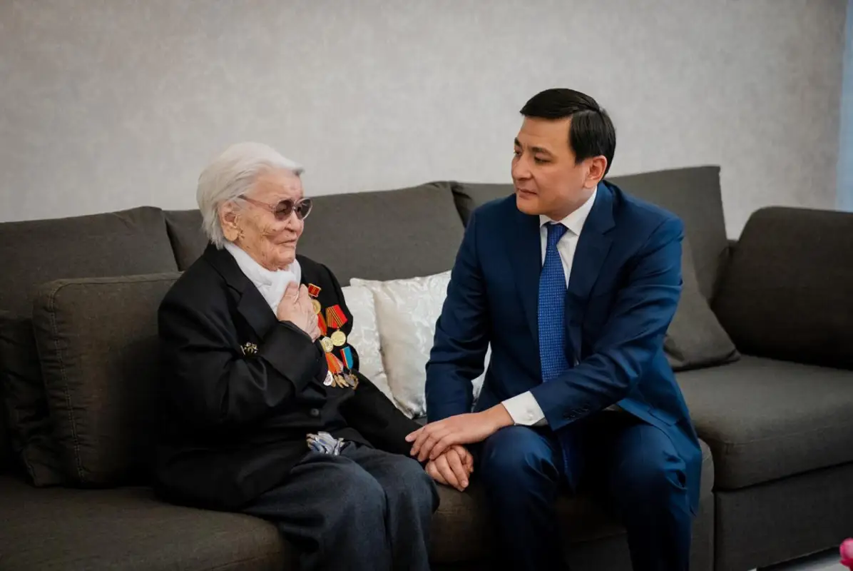 Алтай Кульгинов поздравил 97-летнего ветерана Великой Отечественной войны Нуршиду Ахметову