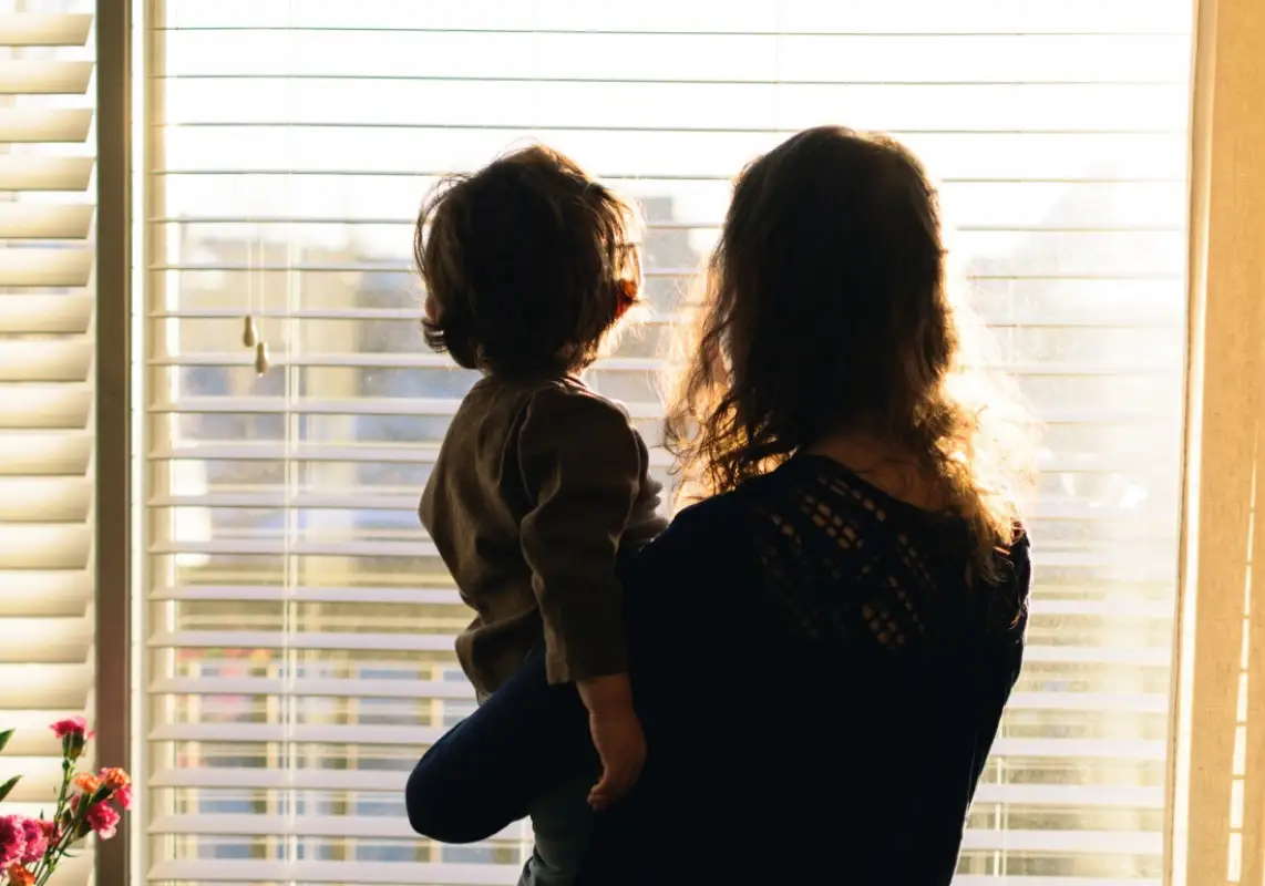 В Кокшетау женщина с ребенком хотела прыгнуть с 5 этажа, оставив другого малыша в квартире