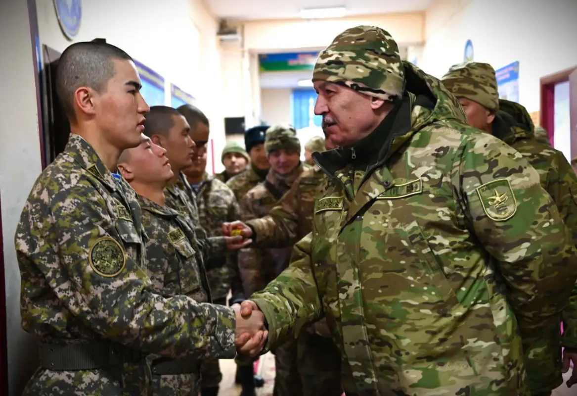 Жаксылыков посетил десантников и военнослужащих Сил спецопераций