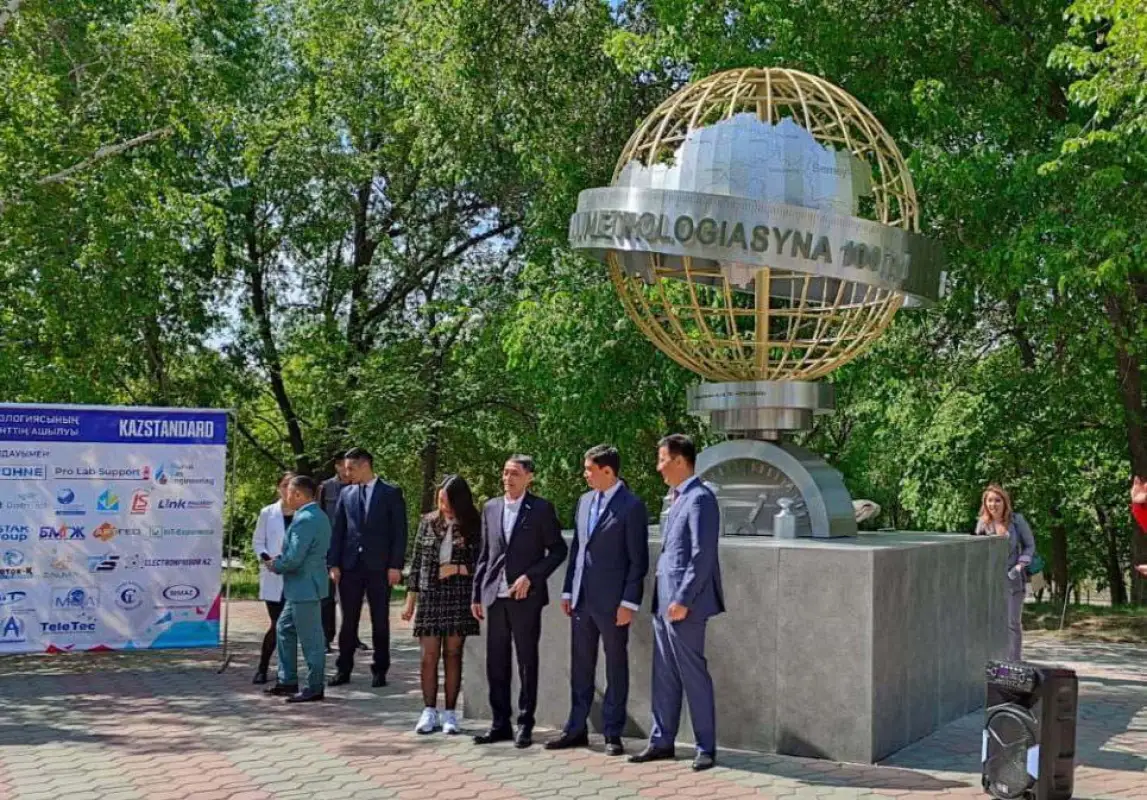 В Семее поставили памятник из 200 деталей