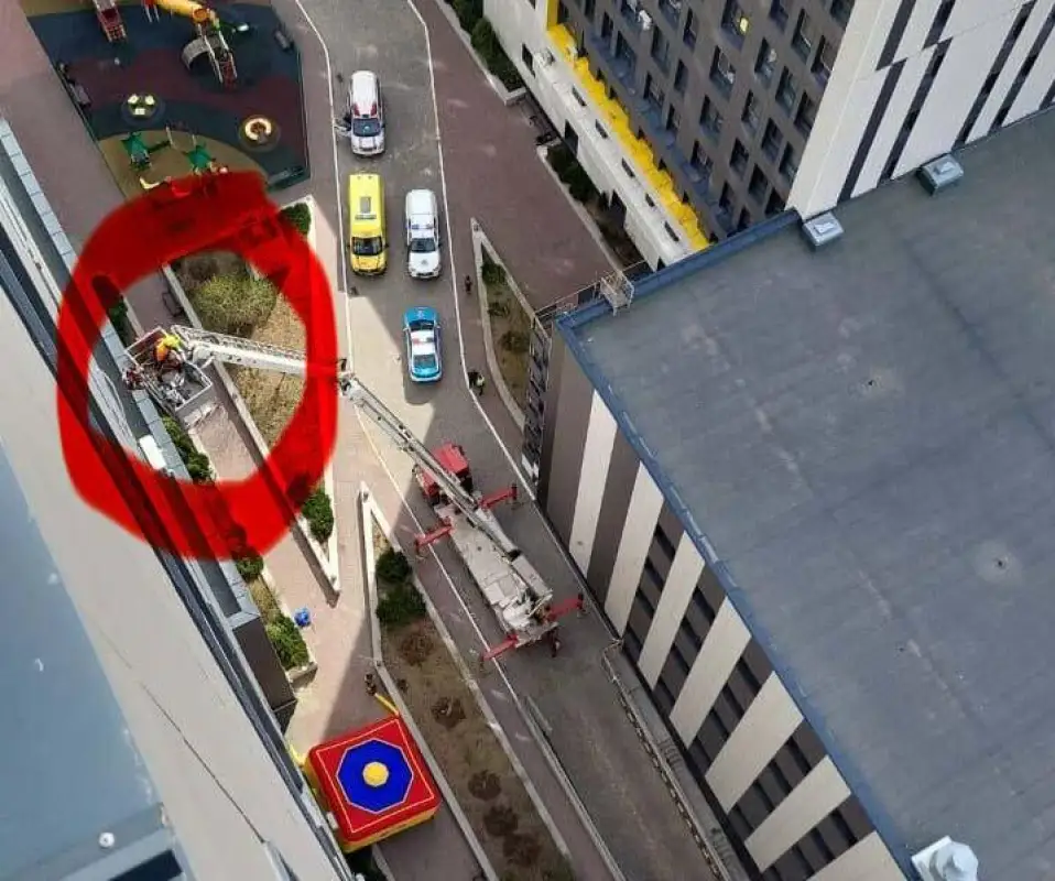 В Астане с крыши ЖК, где погибли дети, сняли парня