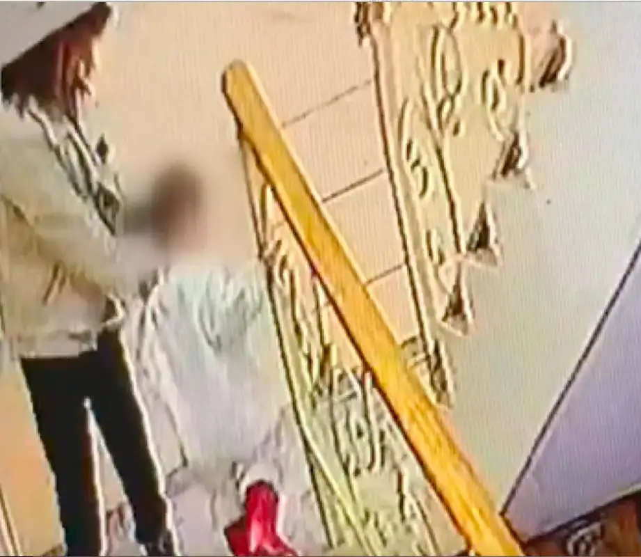 Астанчанка отобрала смартфон у малыша и была арестована - видео