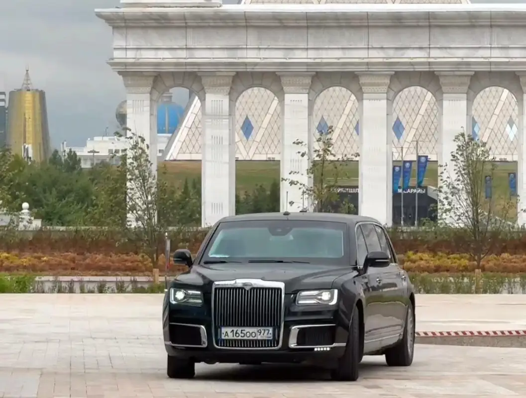 Президент России прибыл на саммит ШОС на личном лимузине Aurus