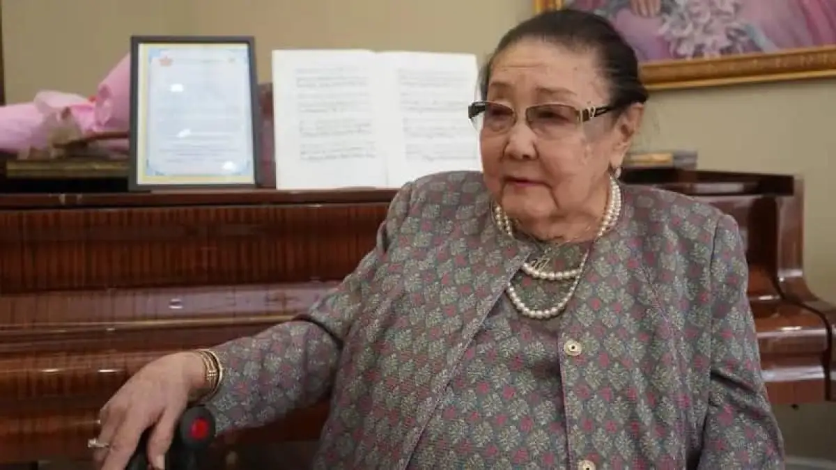 Бибигуль Тулегеновой нахамила стюардесса: нарушено ли право как потребителя великой артистки?