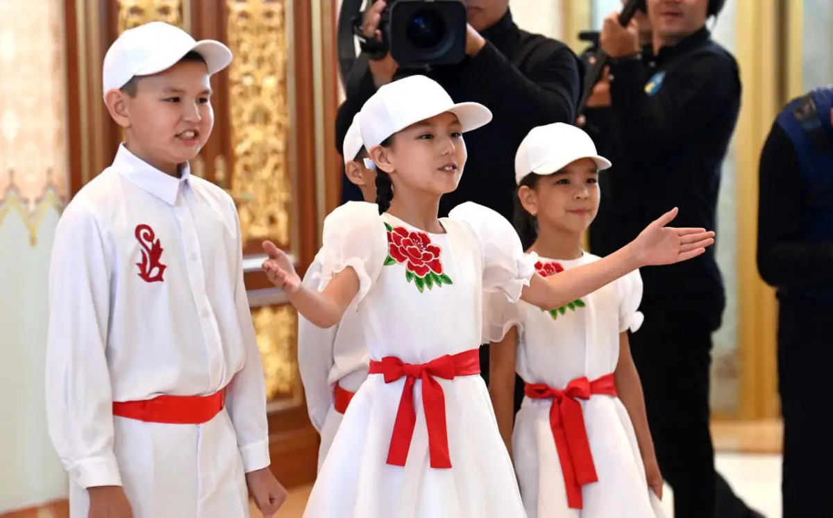 Дети спели для Си Цзиньпина на китайском языке