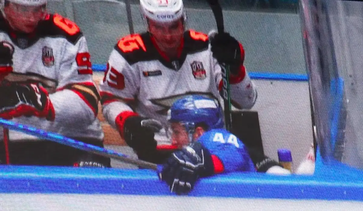 Капитана "Барыса" выбросили за борт в матче с "Авангардом"