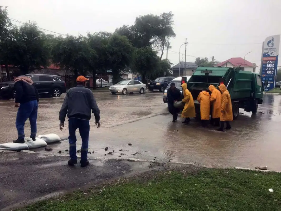  Алматы подтопило: за сутки выпала полумесячная норма осадков
