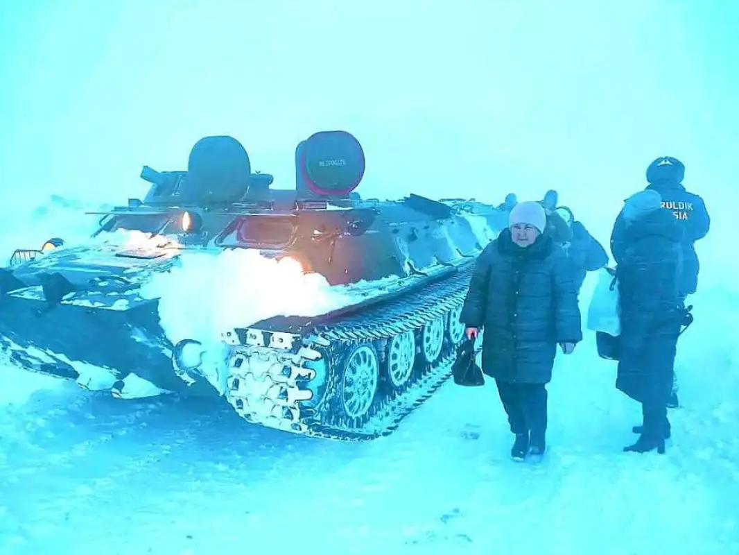 На востоке Казахстана используют танки для эвакуации людей на дорогах– фото