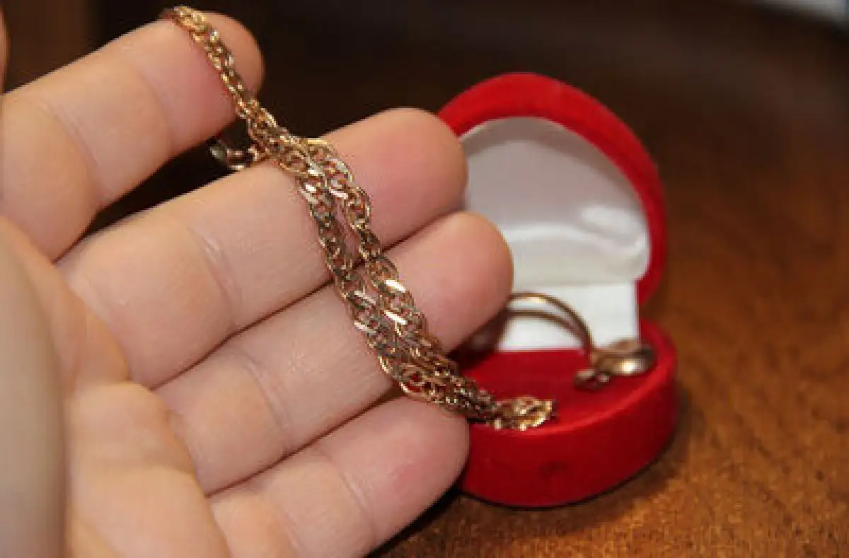 В Нур-Султане няня украла золото в нанявшей её семье