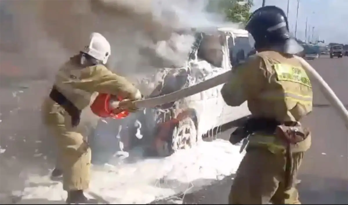 Спасатели Астаны показали видео тушения горевшего авто