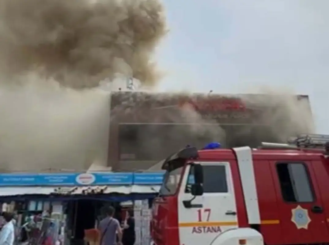 В Астане по повышенному рангу тушили пожар на рынке Шапагат