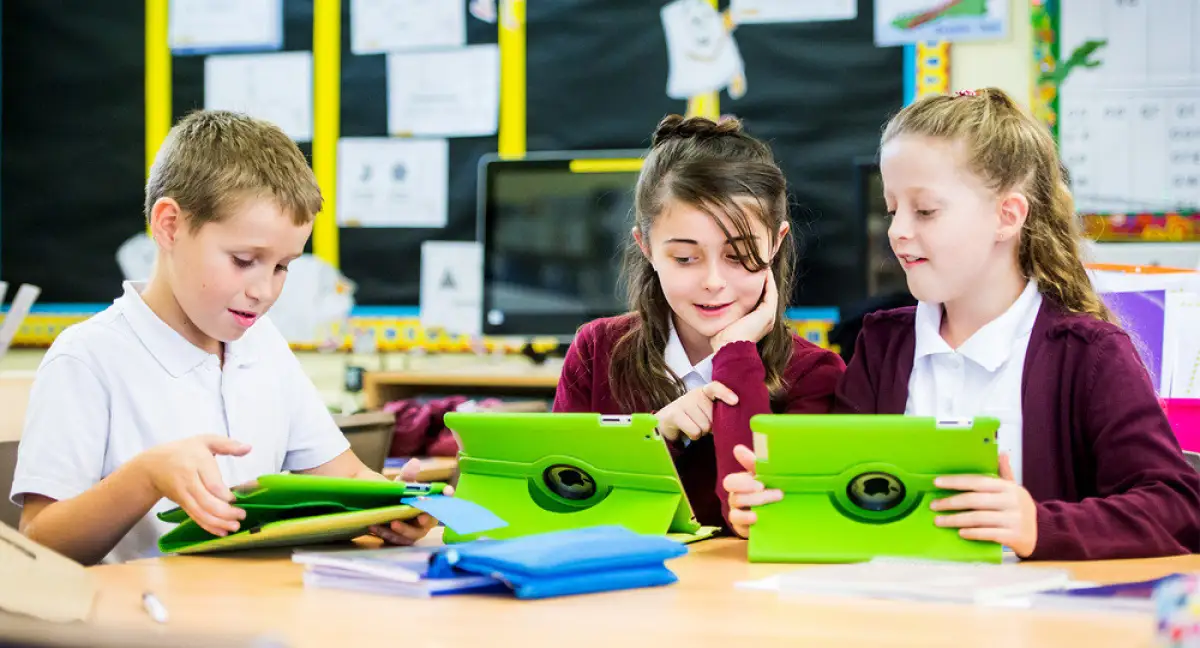 Какой гаджет подойдет для онлайн-обучения школьникам