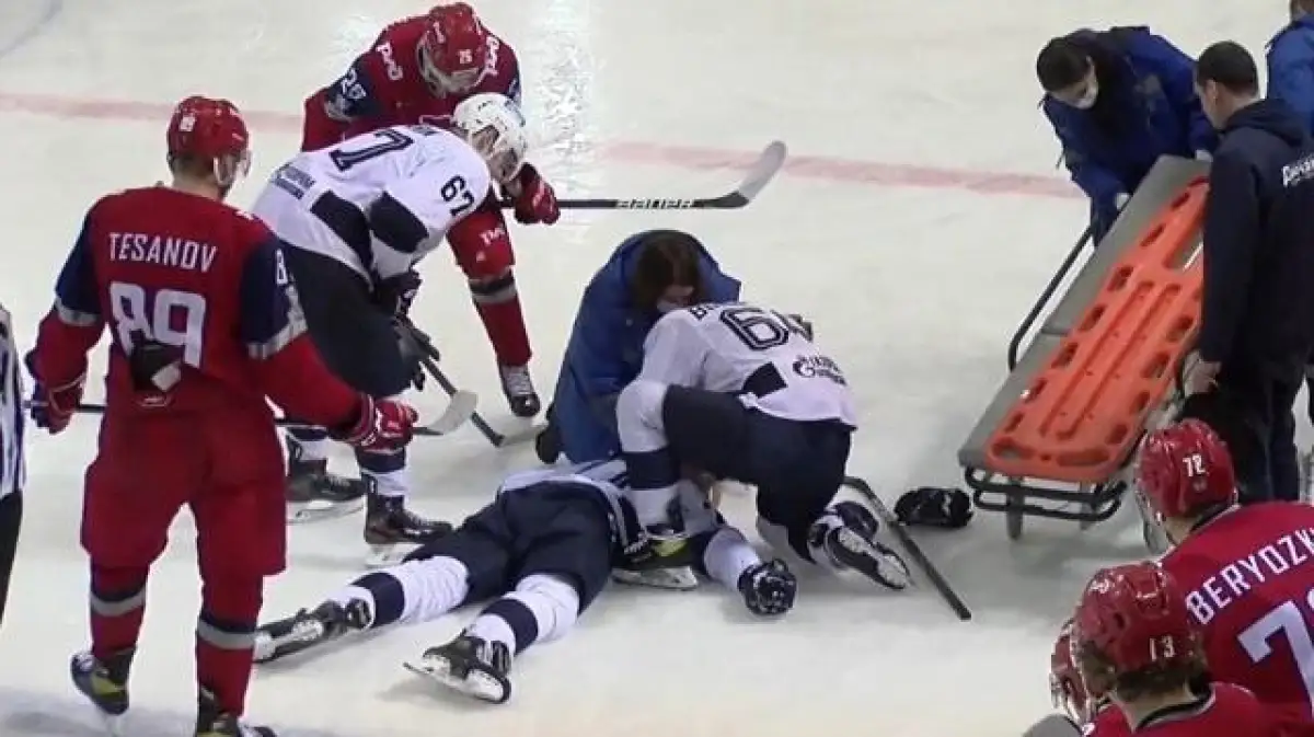 19-летний хоккеист МХЛ умер после попадания шайбы в голову - видео