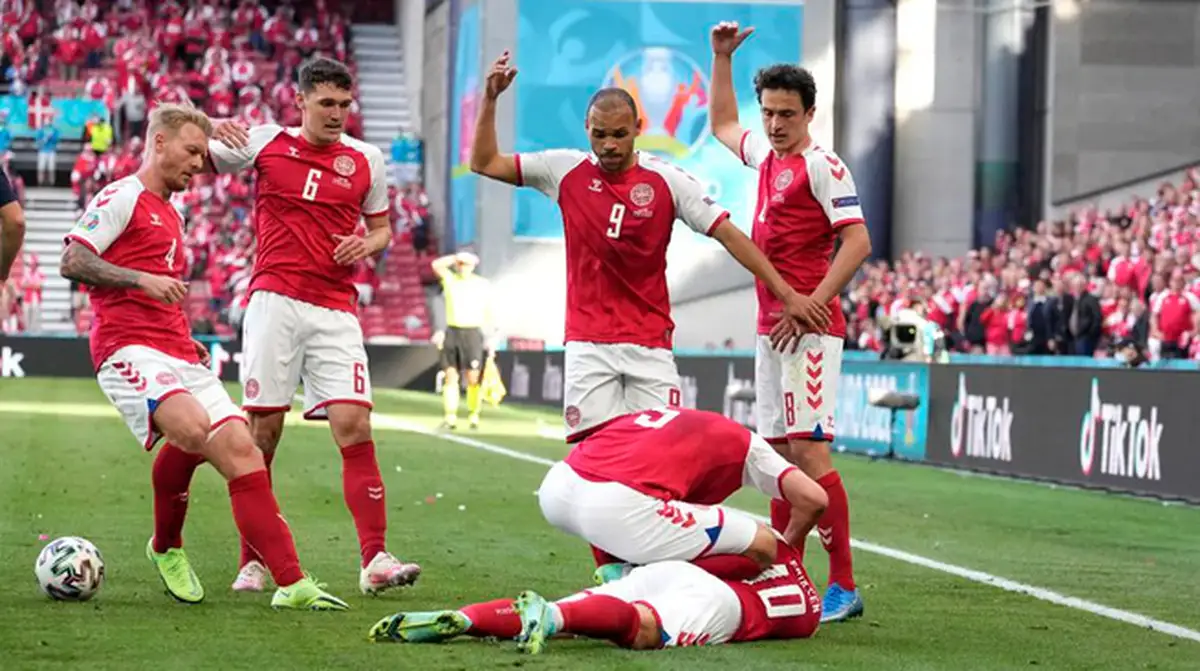 Полузащитник сборной Дании потерял сознание по ходу игры на EURO2020