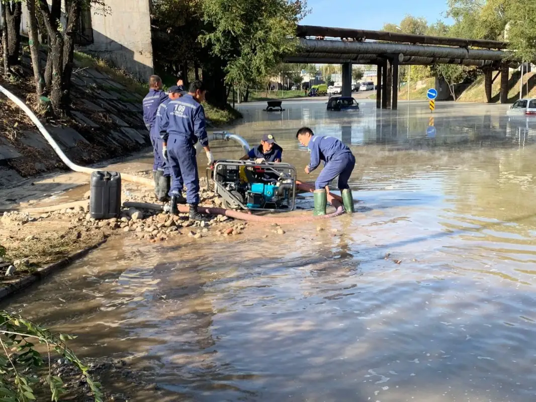 Трубу советских времен прорвало в Алматы и залило кипятком улицу