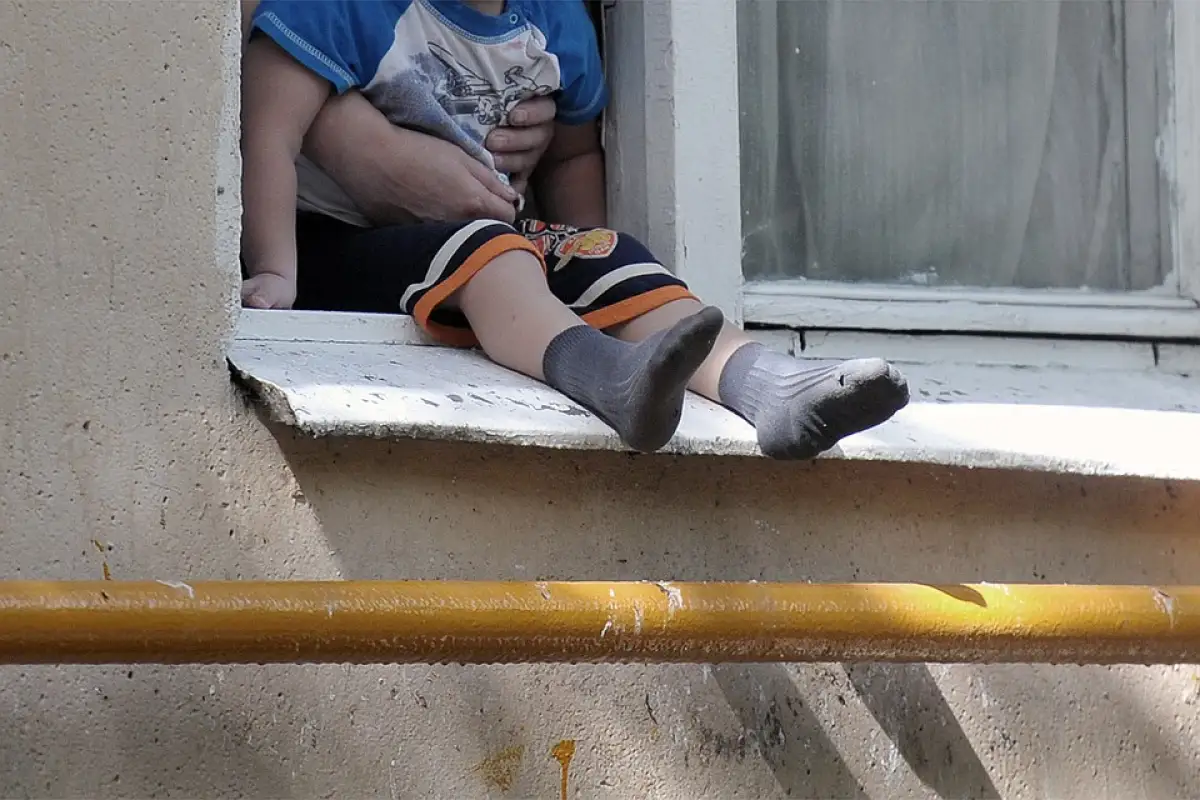 Трое детей за день выпали из окон в Нур-Султане