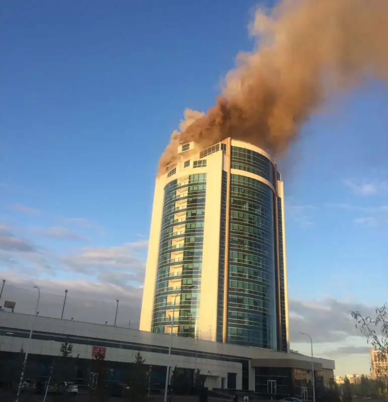 В Нур-Султане загорелась обшивка здания "Казахмыса" - видео